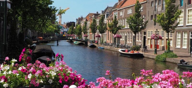 Голландия-страна каналов,ветряных мельниц 